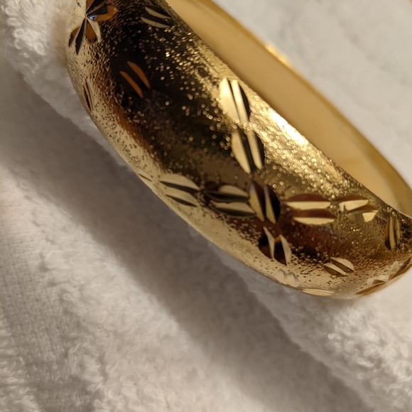 Beautiful Bangle - Picture 4 of 12